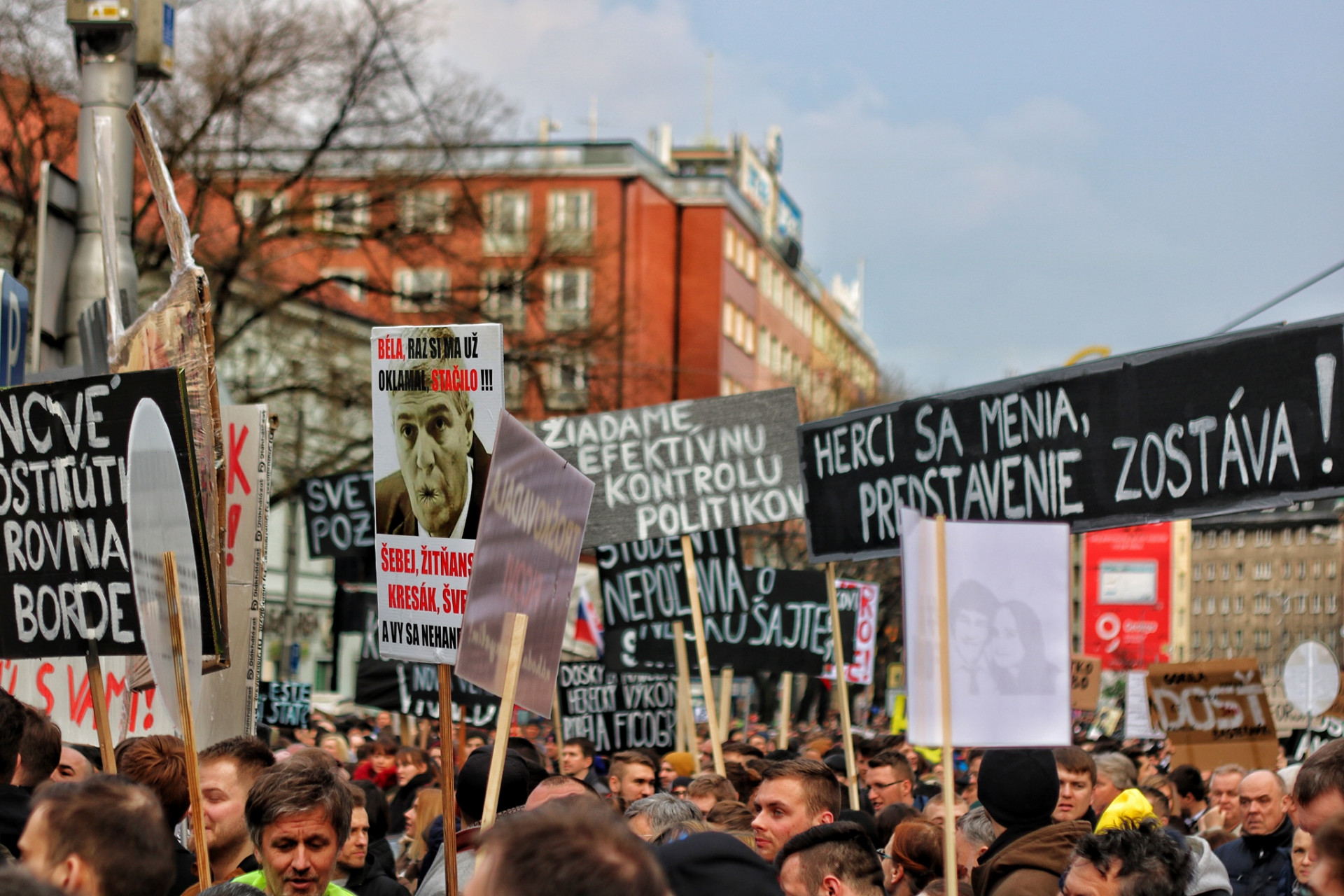 Najlepšie transparenty z dnešného protivládneho protestu