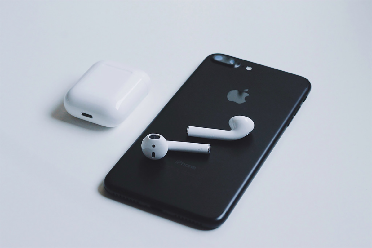 Nové Airpods pútajú pozornosť svojím dizajnom, ktorý pripomína všetko - od fénu až po Pokémonov