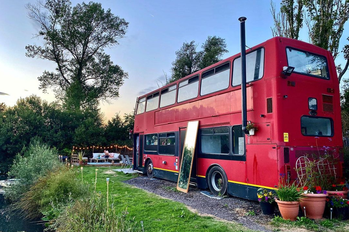 Manželský pár si z vyhliadkového dvojposchodového autobusu vytvoril funkčný byt