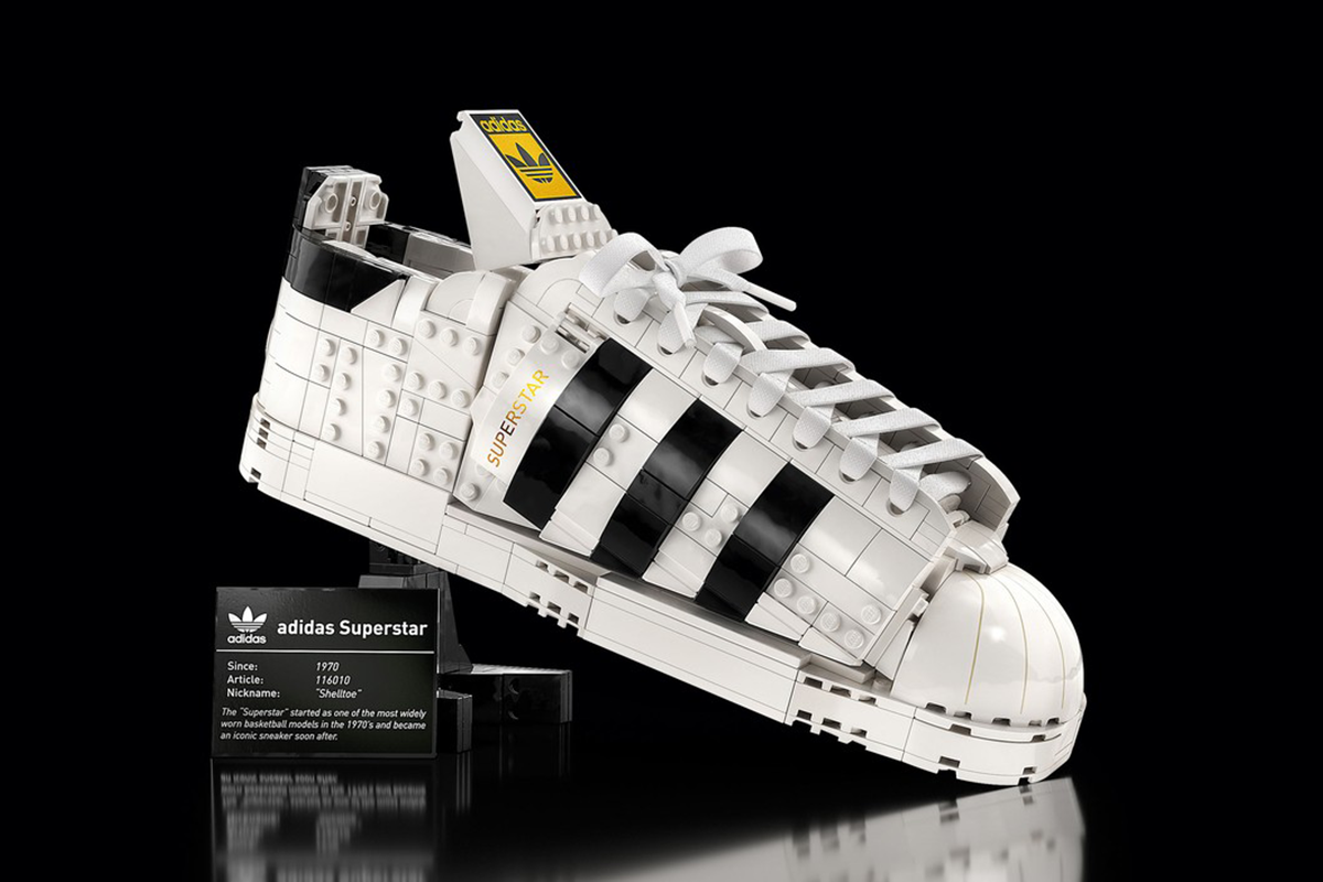 Lego a Adidas prichádzajú s unikátnou spoluprácou. Teniskou Superstar z plastových kociek