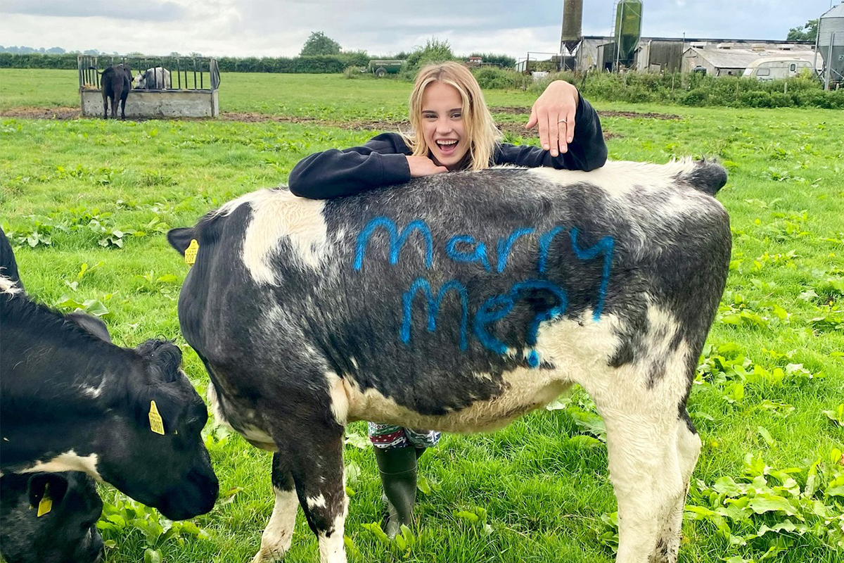 Farmár požiadal priateľku o ruku originálne. Otázku „Vezmeš si ma?“ nasprejoval na dve kravy