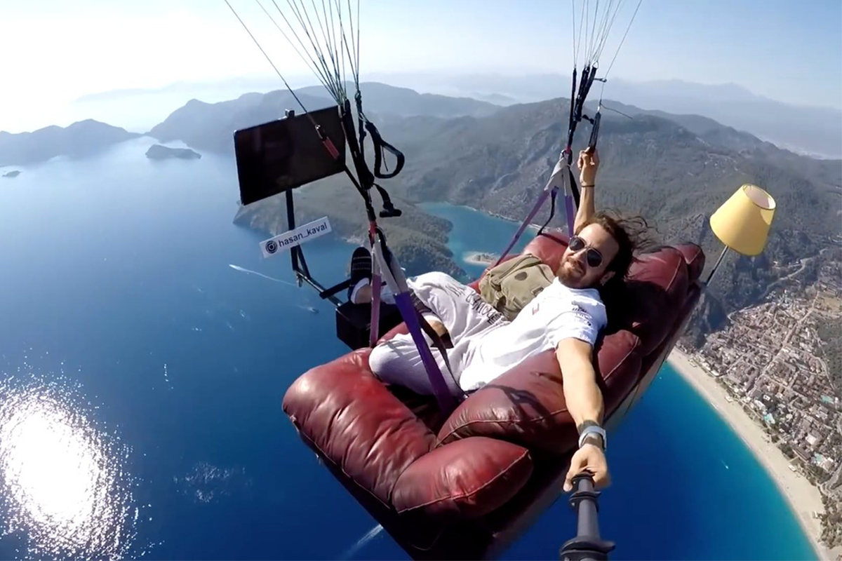 Paraglajdista zostrojil lietajúci gauč, aby mohol sledovať televíziu v pohodlí nebies