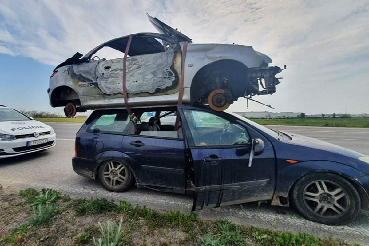 Šialená situácia! Slovák viezol vrak auta na streche vlastného automobilu