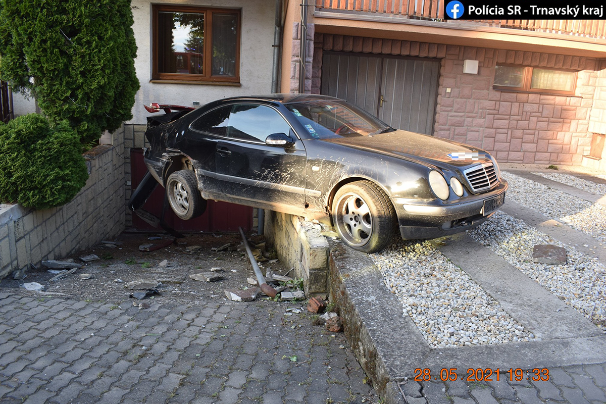 Opitý vodič po šialenej jazde nezvyčajne zaparkoval. Auto ostalo visieť vo vzduchu