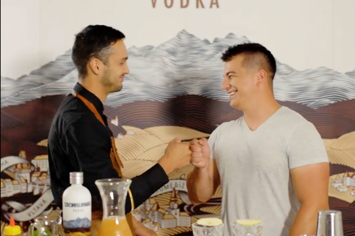 Vieš si predstaviť drink Noc na Karlštejne? Vodka Czechoslovakia pokračuje vo vtipnej kampani