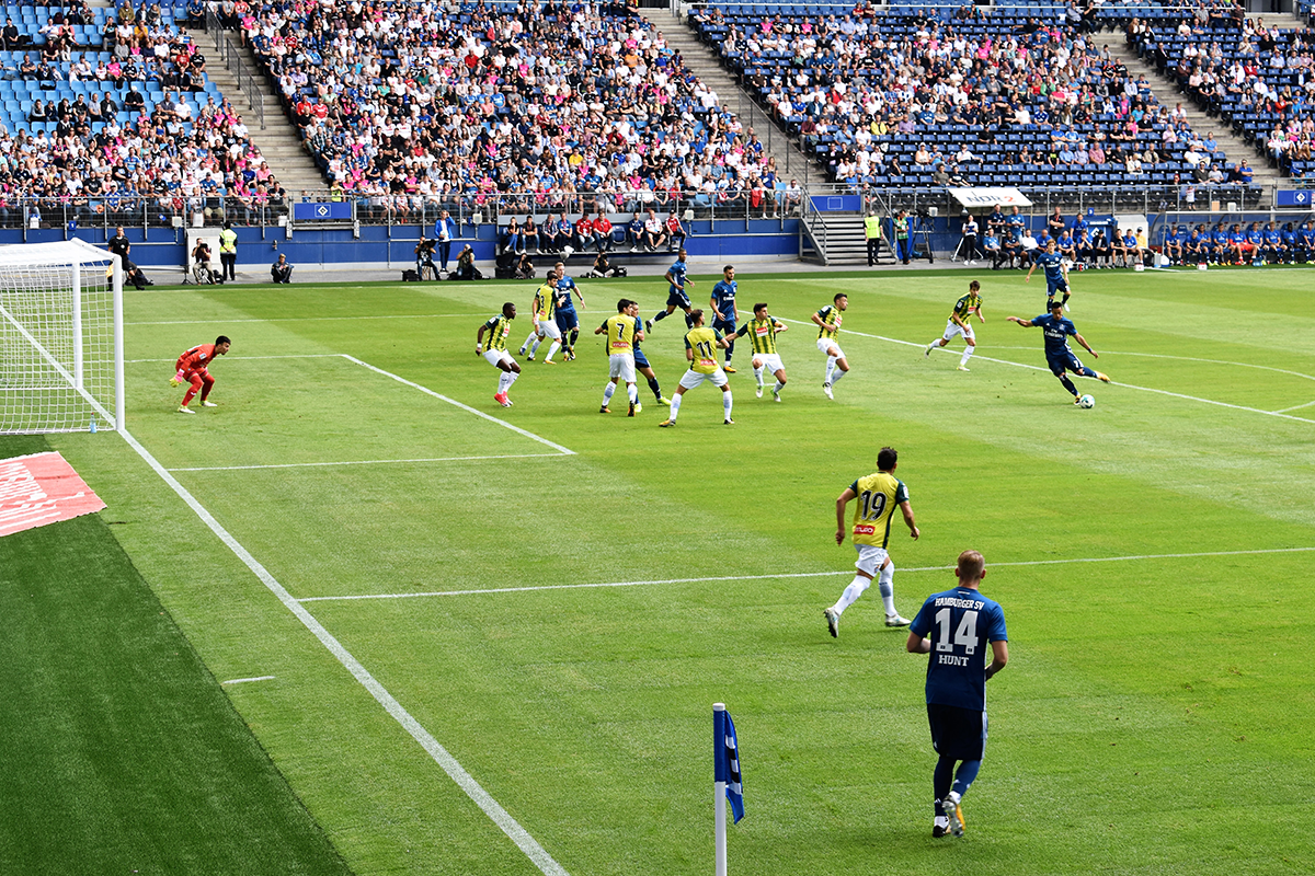 Kamera na futbalovom zápase pristihla malého chlapca fajčiť. Zistilo sa, že ide o muža v strednom veku