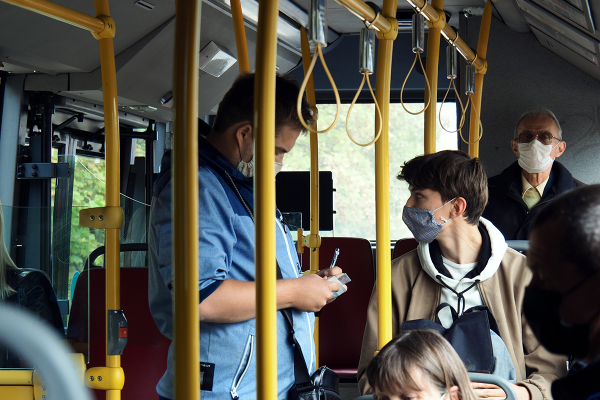 Ten je ale ohybný! Mladík bez lístka utiekol pred revízorom z električky priamo cez okno