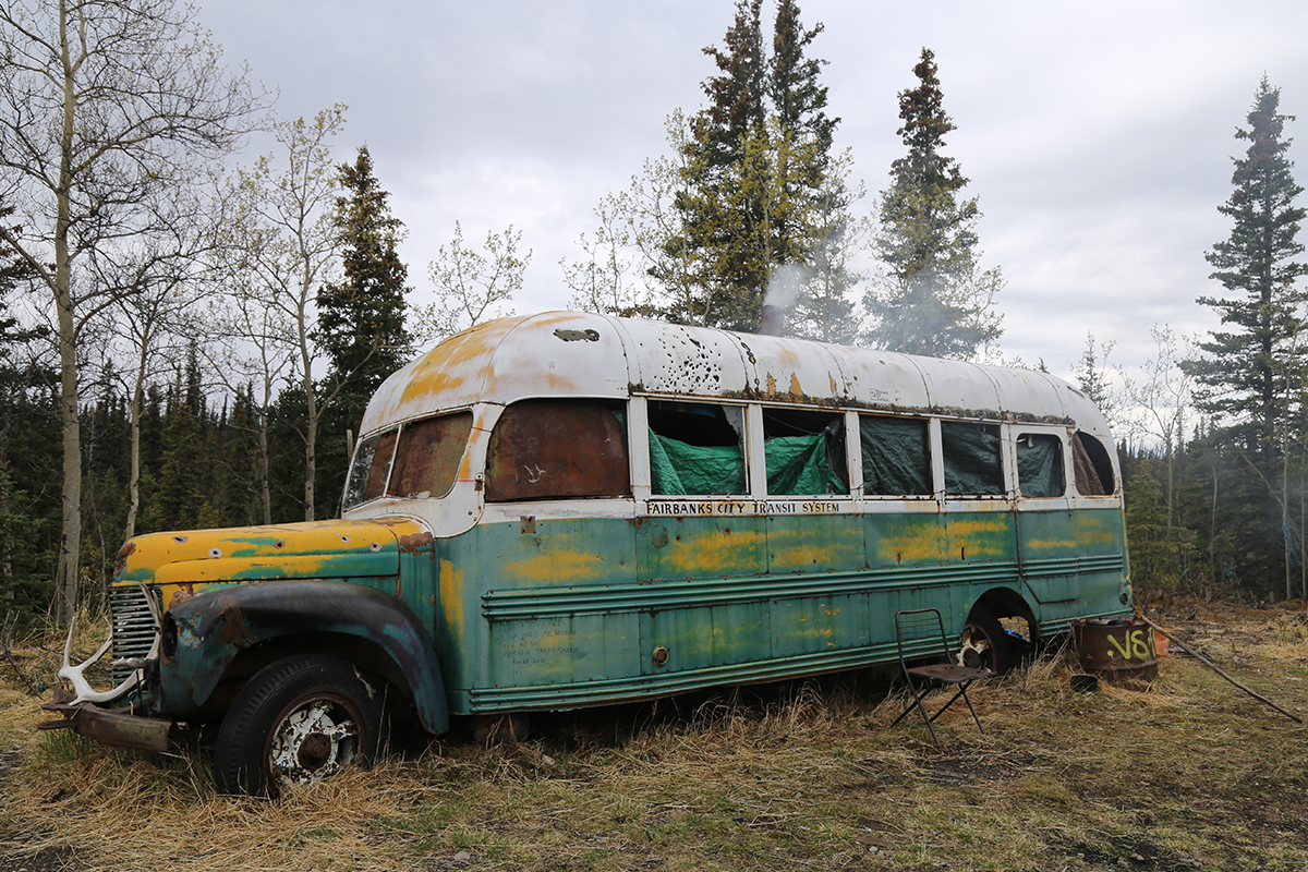 Chris McCandless chcel žiť sám uprostred nádhernej prírody Aljašky. Stalo sa mu to však osudným