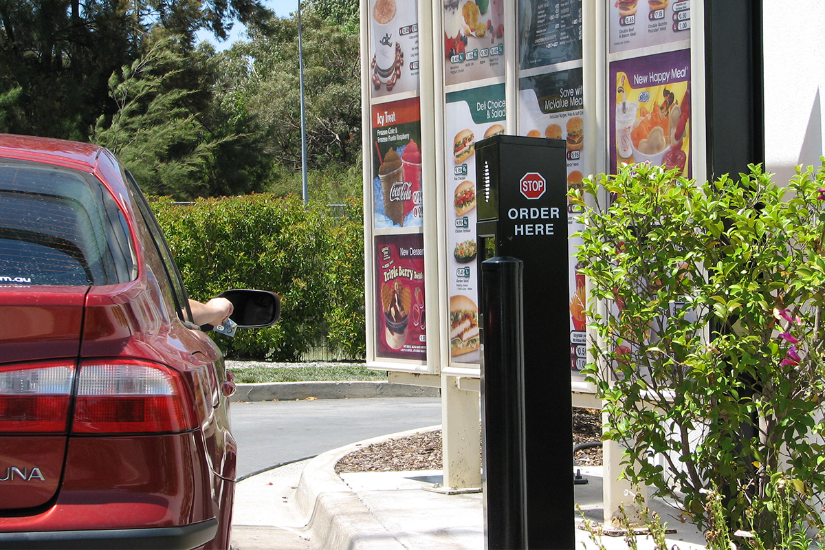 Pracovníci drive-thru sa podelili o najbizarnejších zákazníkov, s akými sa stretli