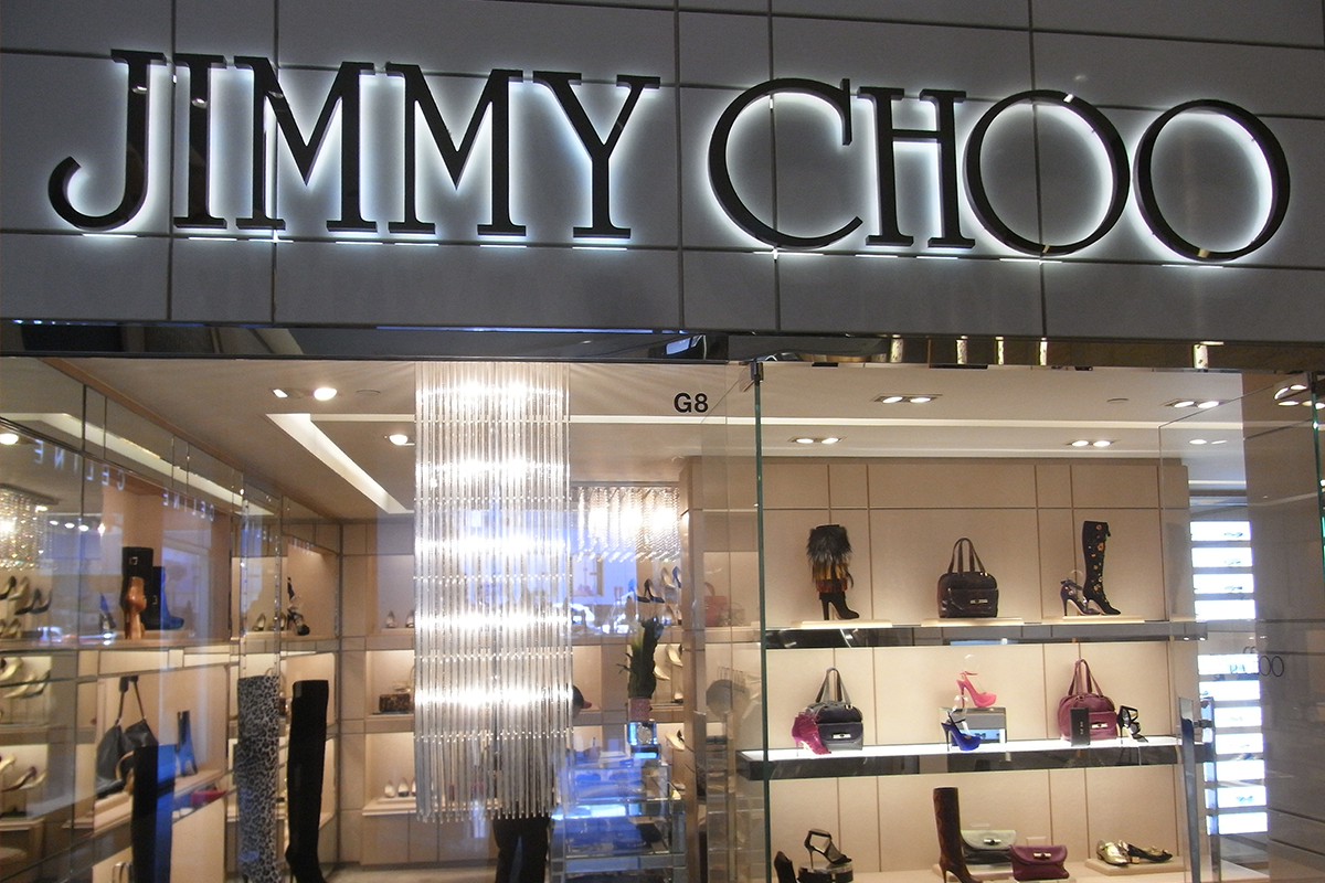 Jimmy Choo uviedol na trh nové topánky, ktoré vyzerajú ako lacná prachovka