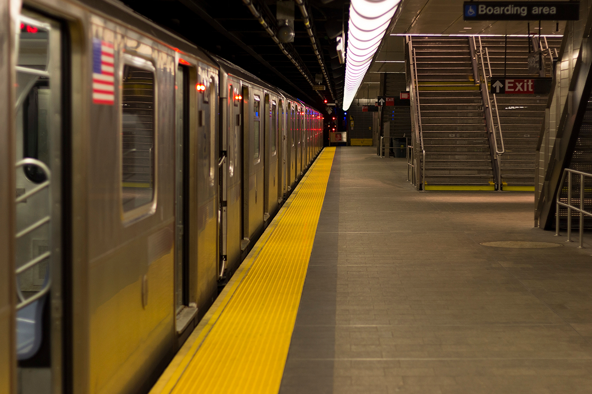 Newyorským metrom cestuje zvláštny pasažier v kostýme potkana