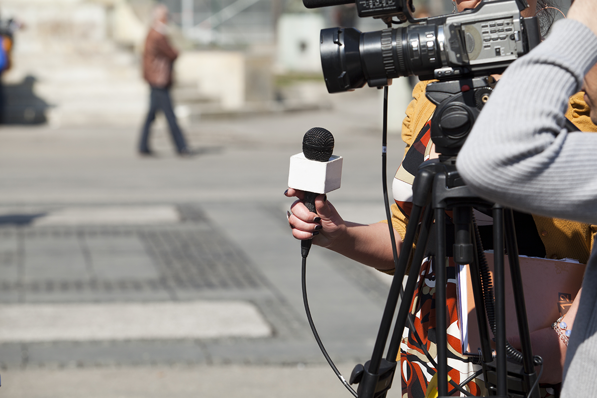 Reportérka ukazovala divákom, ako si ostrihať vlasy. Tí si v pozadí všimli niečo zaujímavejšie