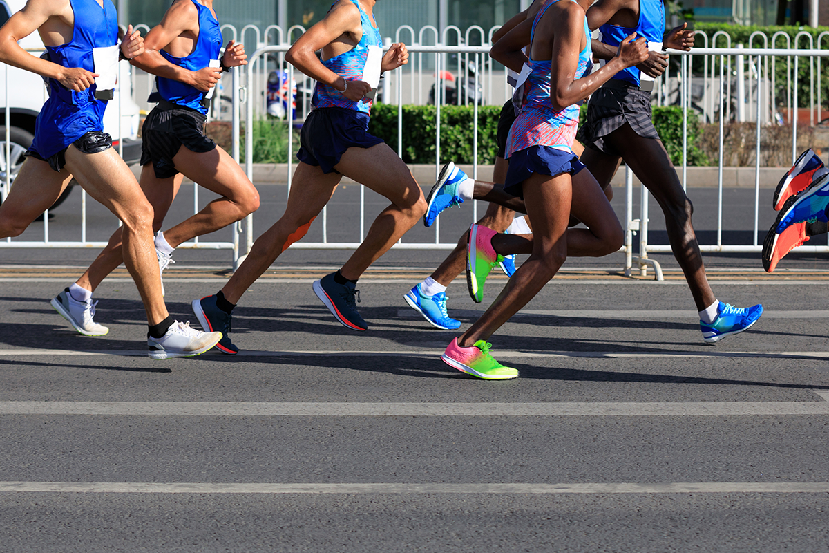 Muž vyhral maratón vďaka tomu, že dvaja bežci pred ním zle zabočili