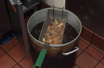 Ostré nože na zemi aj 70-kilové ryby. Tieto zábery vytočia každého, kto pracoval v gaste