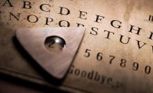 ouija tabuľka, špiritistická tabuľka, komunikácia s duchmi, brána do iného sveta, nadprirodzeno, paranormálne javy