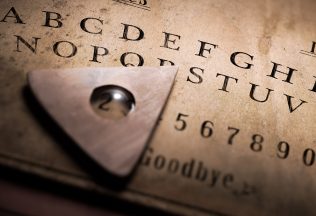 ouija tabuľka, špiritistická tabuľka, komunikácia s duchmi, brána do iného sveta, nadprirodzeno, paranormálne javy