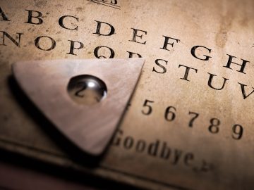 ouija tabuľka, špiritistická tabuľka, komunikácia s duchmi, brána do iného sveta, nadprirodzeno, paranormálne javy