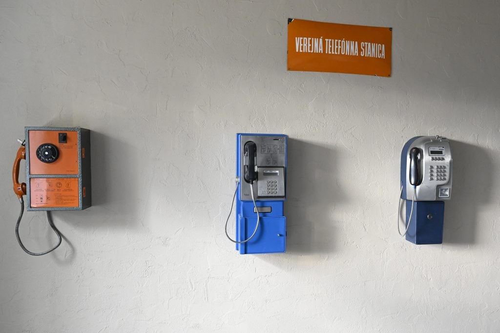 Ani sme si to nevšimli a zrazu sa z ulíc slovenských miest vytratili všetky telefónne búdky. Toto je ich história.