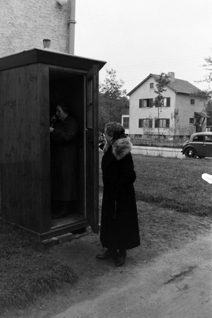 Ani sme si to nevšimli a zrazu sa z ulíc slovenských miest vytratili všetky telefónne búdky. Toto je ich história.