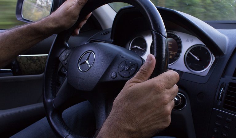 Na opitého vodiča zavolalo políciu vlastné auto