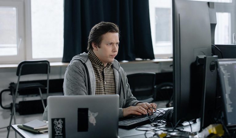 práca IT programovanie, kancelária počítač