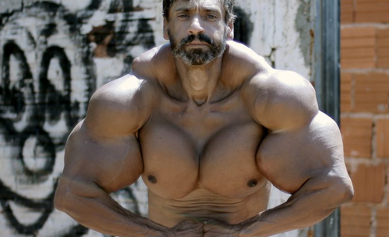 Chce vyzerať ako Hulk! Bodybuilder sa rozhodol skrátiť si cestu pomocou syntholu