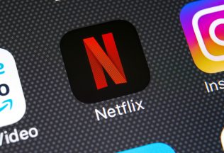 Netflix od augusta začne postihovať ľudí, ktorí zdieľajú účet mimo rodiny. Budú si musieť priplatiť