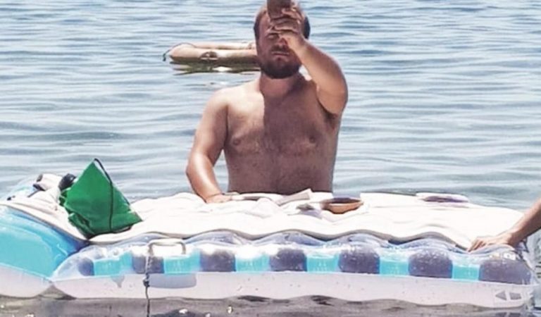 Kňaz odslúžil omšu na pláži. Ako oltár mu poslúžila nafukovačka