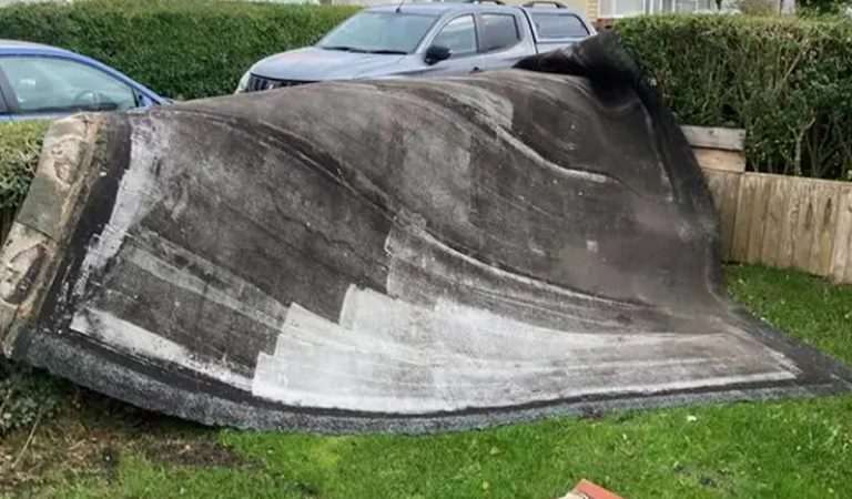 Robotníci mali mužovi opraviť strechu, namiesto toho sa flákali v jeho vírivke