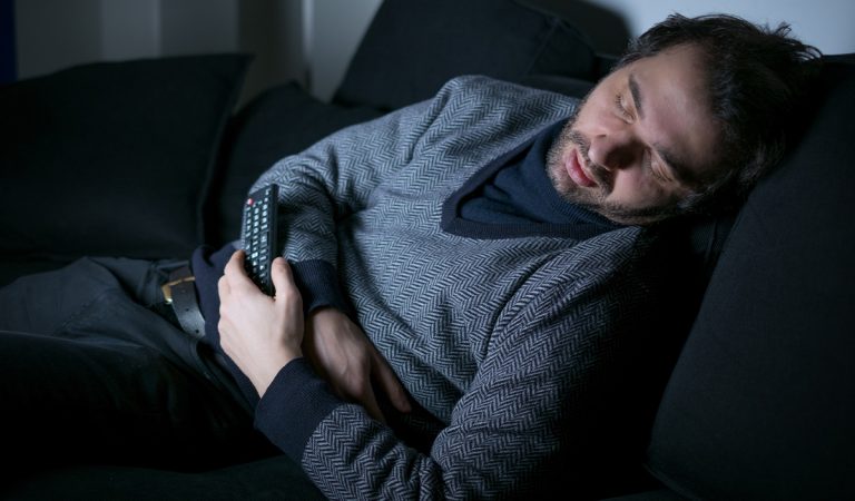 Spánok pred zapnutým televízorom môže spôsobiť smrť