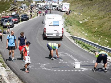 Tour de France má tím špecialistov, ktorí prekresľujú nevhodné kresby pri trati