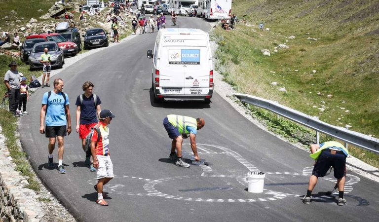 Tour de France má tím špecialistov, ktorí prekresľujú nevhodné kresby pri trati