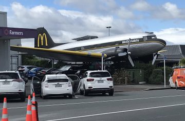 Parkovanie pre kone? 18 zaujímavých vecí, ktoré prekvapili návštevníkov McDonaldu