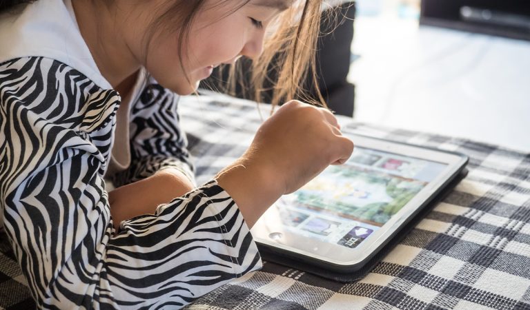 Škola potrestala žiačku, ktorá mala iPad nabitý "len" na 93 percent