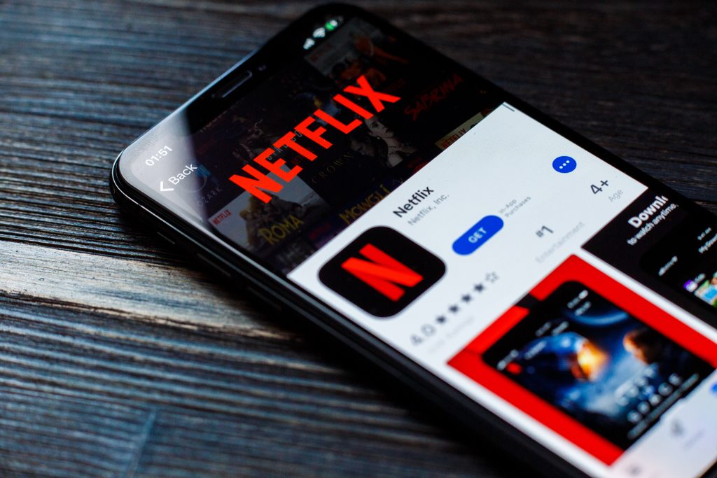 Netflix od augusta začne postihovať ľudí, ktorí zdieľajú účet mimo rodiny