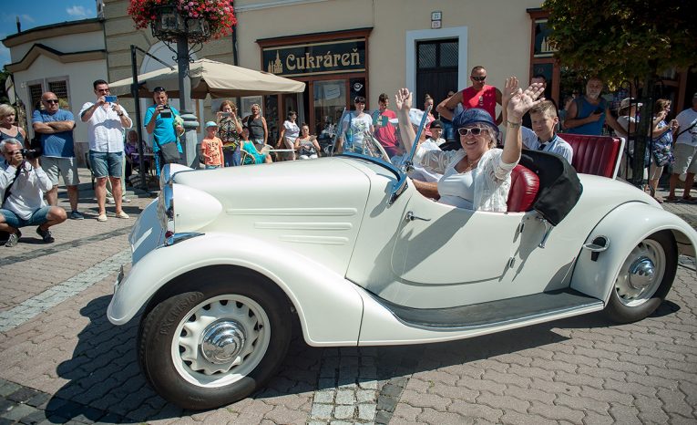 Námestie Banskej Bystrice zaplnili historické automobily, motorky a aj návštevníci