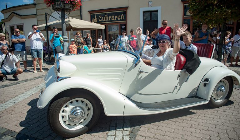 Námestie Banskej Bystrice zaplnili historické automobily, motorky a aj návštevníci