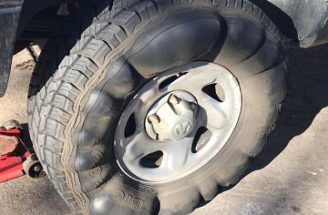 Bláznovstvá kolegov aj mačky pod kapotou. 20 fotiek, ktoré ukazujú deň v bežnom autoservise