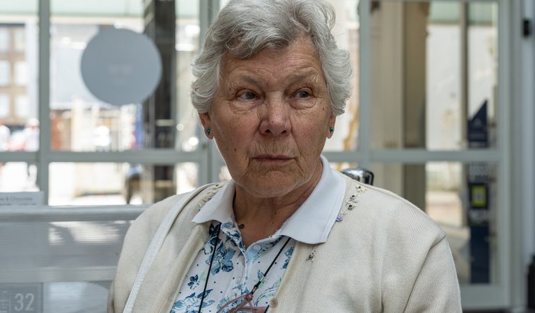 Lupič vylúpil banku v prezlečení za dôchodkyňu