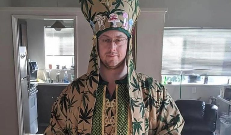 Veria v magické huby, dokonca majú vlastnú cirkev. Teraz žalujú políciu, lebo im prerušila omšu