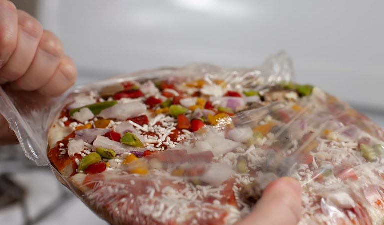 Chlapík sa podelil o šikovný trik na krájanie mrazenej pizze