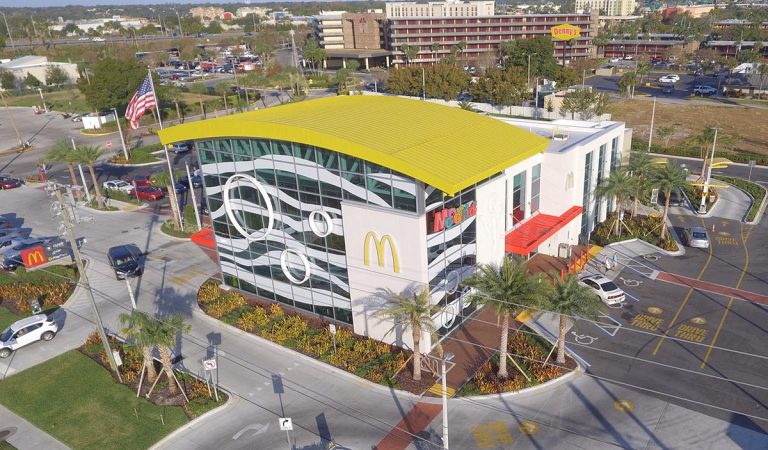 Pár sa vybral do najväčšieho McDonaldu na svete