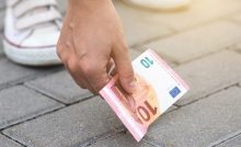 Ak si nechávaš peniaze, ktoré nájdeš na zemi, pozor! Možno sa dopúšťaš trestného činu