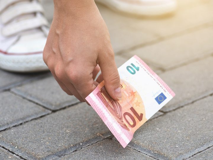 Ak si nechávaš peniaze, ktoré nájdeš na zemi, pozor! Možno sa dopúšťaš trestného činu