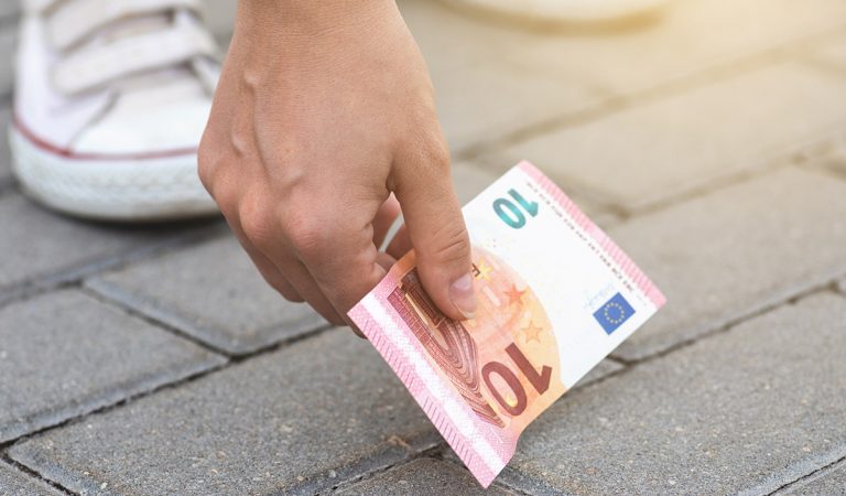 Ak si nechávaš peniaze, ktoré nájdeš na zemi, pozor! Možno sa dopúšťaš trestného činu