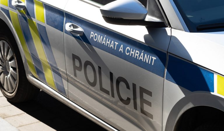 Polícia v Česku pátrala po mužovi, ktorý v električke zašpinil ženu horčicou