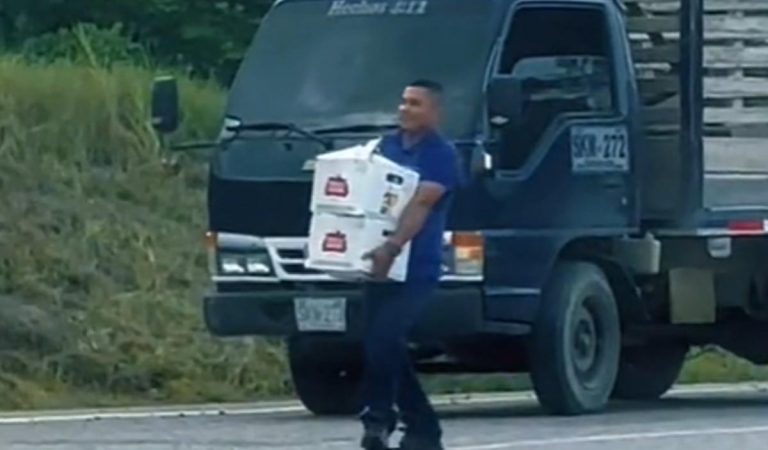 V Kolumbii okoloidúci šoféri rozobrali pivo z prevráteného nákladiaku