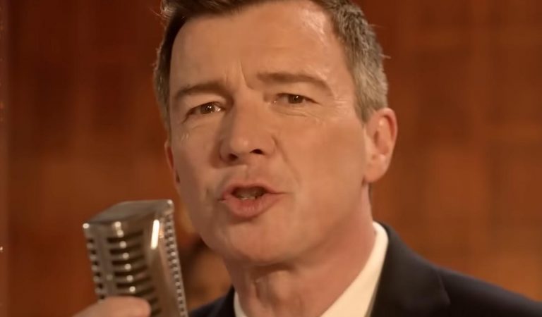 Rick Astley natočil nový klip pre Never Gonna Give You Up