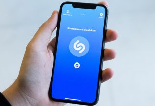 Shazam oslavuje 20 rokov. Zostavil playlist piesní, ktoré ľudia najčastejšie vyhľadávali