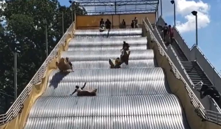Obrovskú šmykľavku v Detroite museli uzavrieť